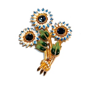 A FINE VINTAGE 1940'S UNSIGNED CORO ENAMELED TRIPLE FLOWER BROOCH 3"