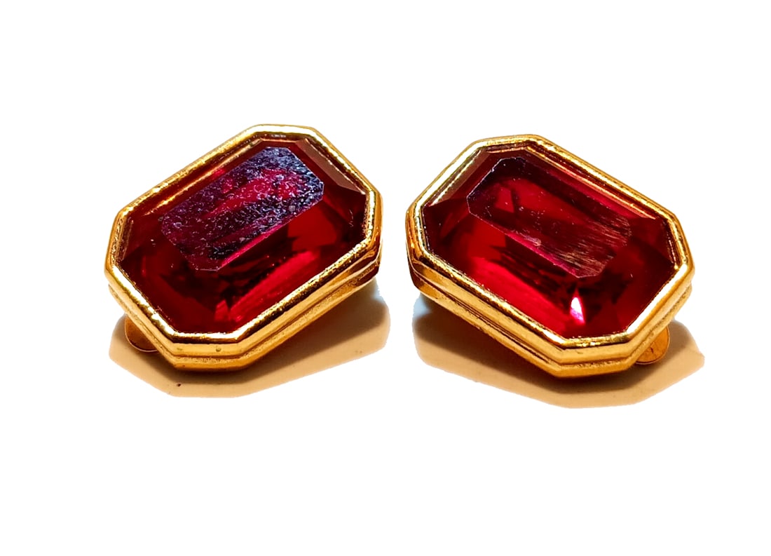 A VINTAGE SIGNED GIVENCHY PARIS NEW YORK CLIPON EARRINGS RUBY RED GLASS: THIS LOT INCLUDES A BEAUTIFUL PAIR OG GIVENCHY PARIS NEW YORK EARRINGS WITH RED GLASS SQUARE CUT GLOD TONE TRIM CLIPONS. SIZE 0.75" BY 0.5". EXCELLENT VINTAGE CONDITION. WE PROVIDE FREE IN-HOUSE SHIPP