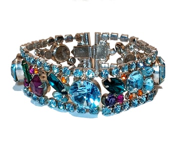 A MAGNIFICENT VINTAGE SKY BLUE RHINESTONE BRACELET
