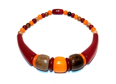 A SUPERB VINTAGE CHOCKER RESIN NECKLACE 16"