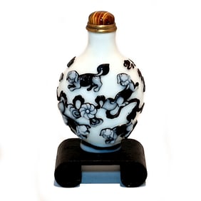 A VERY FINE CHINESE PEKING GLASS SNUFF BOTTLE PUPPIES FLOWERS QIANLONG