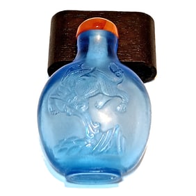 A FINE ANTIQUE CHINESE PEKING GLASS SNUFF BOTTLE DRAGON PHOENIX