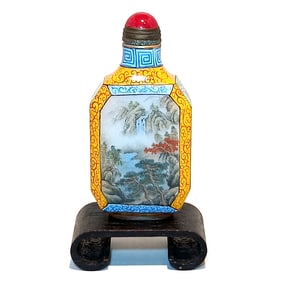 A STUNNING ANTIQUE CHINESE PEKING GLASS ENAMELED SNUFF BOTTLE QIANLONG MARK