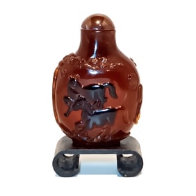 A BEAUTIFUL AGATE SNUFF BOTTLE HORSES