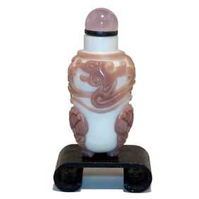 A FABULOUS ANTIQUE CHINESE PEKING GLASS 3 LEGGED SNUFF BOTTLE
