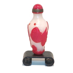 A SUPERB CHINESE SNUFF BOTTLE PEKING GLASS FISH