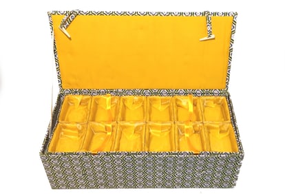 A COLLECTOR SNUFF STORAGE BOX WITH 3 REMOVABLE TRAYS 36 COMPARTMENTS