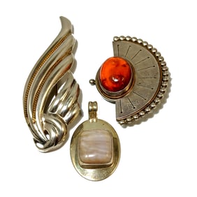 A VINTAGE LOT 0F 3 STERLING 925 BROOCHES