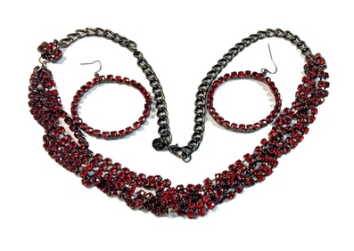 A BEAUTIFUL VINTAGE RED RHINESTONE SET BY DESIGNER ANN TAYLOR NECKLACE EARRINGS