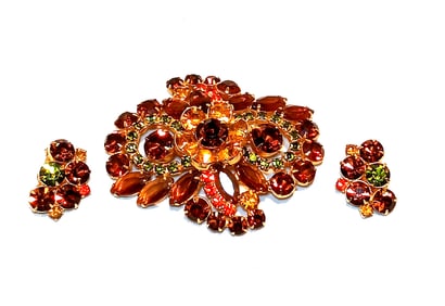 A FINE VINTAGE SET OF A LARGE BROOCH AND EARRINGS