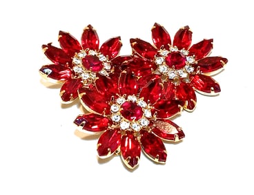 A FINE LARGE VINTAGE RED RHINESTONES FLOWER BROOCH