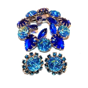 A BEAUTIFUL VINTAGE SET OF A BROOCH AND EARRINGS
