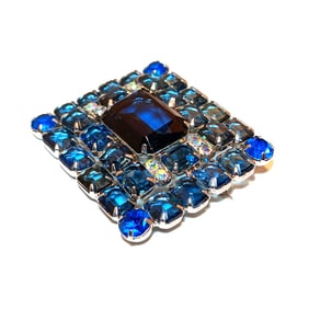 A FINE VINTAGE ART DECO BROOCH BLUE RHINESTONES