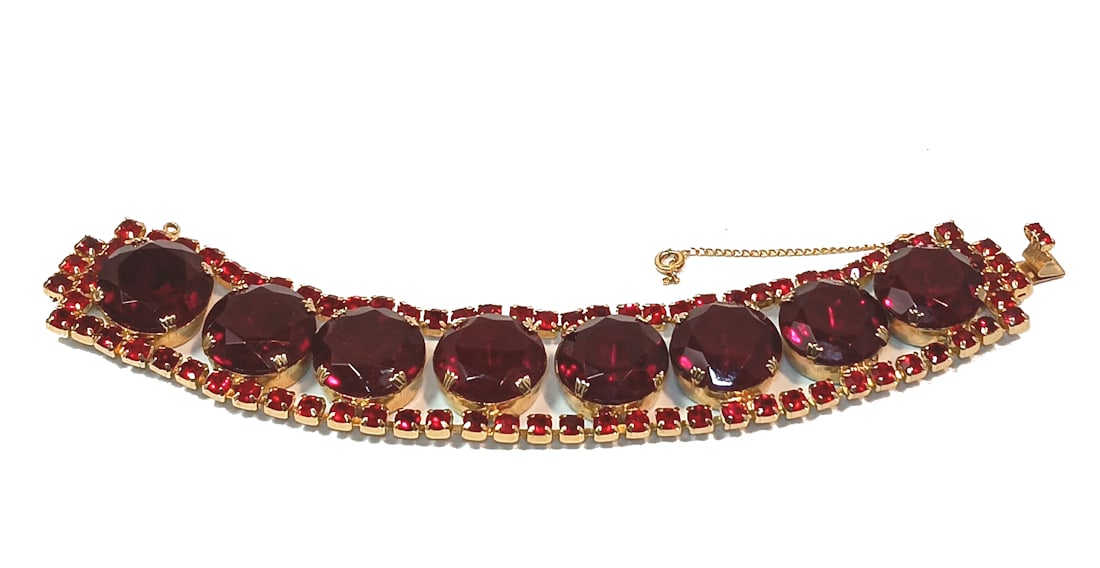 A GLAMOROUS VINTAGE BRACELET LARGE RED RHINESTONES 7.8" LONG: THIS LOT INCLUDES A GLAMOROUS VINTAGE BRACELET IN RED RHINESTONES. THE BRACELET IS 7.8" LONG. WE PROVIDE IN-HOUSE FREE SHIPPING WITHIN THE US.