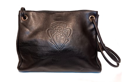 A VINTAGE GUCCI BLACK LEATHER SHOULDER BAG SERIAL 001.14.1550