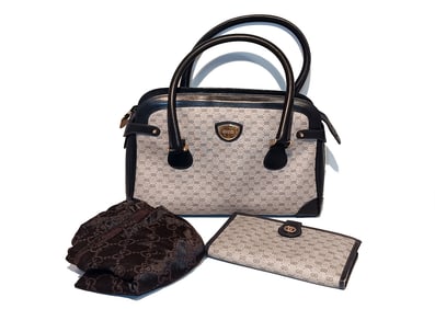 A VINTAGE GUCCI GG CANVAS AND LEATHER HANDBAG WITH MATCHING WALLET AND SERIAL NR