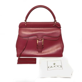 AN ELEGANT VINTAGE GUCCI TOP-HANDLE LEATHER BAG AND DUST BAG- BURGUNDY WITH SERIAL NUMBER