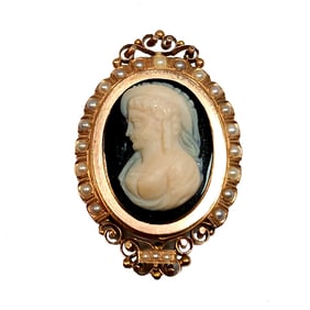 AN EXQUISITE VICTORIAN 14K GOLD AGATE STONE CAMEO SET WITH NATURAL PEARLS