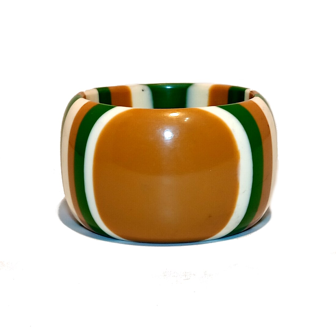 A WONDERFUL VINTAGE LUCITE BANGLE 2.5" D: THIS LOT INCLUDES A WONDERFUL VINTAGE LUCITE BANGLE. THE BANGLE IS 2.5" IN DIAMETER AND 1.9" WIDE. WE PROVIDE FREE IN-HOUSE SHIPPING WITHIN THE U.S.