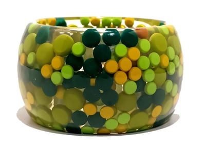 A FABULOUS VINTAGE LUCITE BANGLE 2.5" D