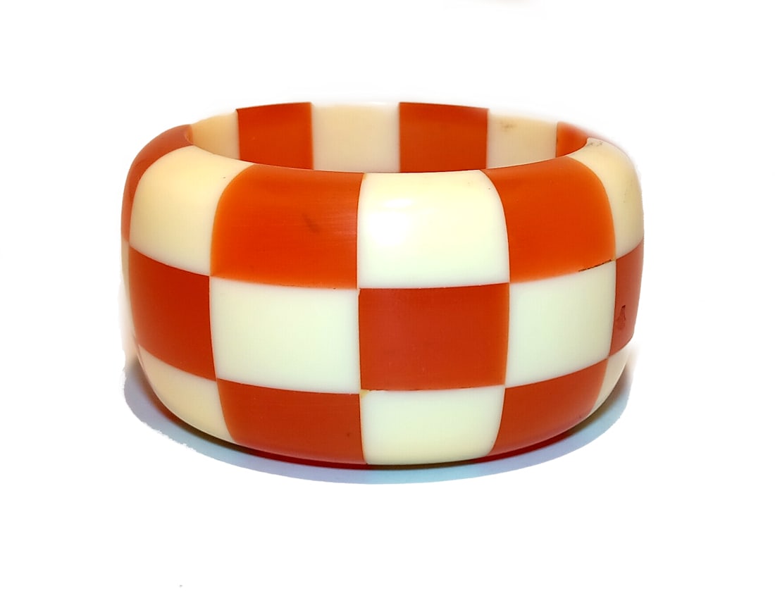 A MAGNIFICENT VINTAGE ART DECO LUCITE BANGLE 2.5" D: THIS LOT INCLUDES A MAGNIFICENT VINTAGE ART DECO LUCITE BANGLE. THE LUCITE BANGLE MEASURES 2.5" IN DIAMETER AND 1.75" WIDE. WE PROVIDE FREE IN-HOUSE SHIPPING WITHIN THE U.S.