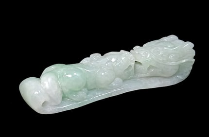 A VERY FINE JADEITE BELT BUCKLE STATUE QING