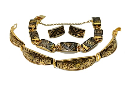 A FINE VINTAGE DAMASCENE LOT OF 2 BRACELETS AND A PAIR OF EARRINGS