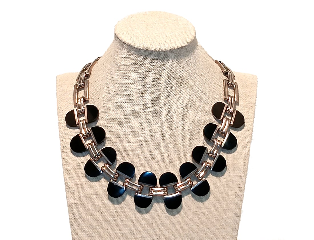 A HIGH QUALITY VINTAGE HEAVY NECKLACE 950 MEXICO STERLING ONYX 16": THIS LOT FEATURES A FABULOUS STERLING AND ONYX NECKLACE. IT IS MARKED 950 MEXICO TM-283. THE NECKLACE IS 16" LONG AND WEIGHT 124 GRAMS. WE PROVIDE FREE IN-HOUSE SHIPPING WITHIN THE U.S.