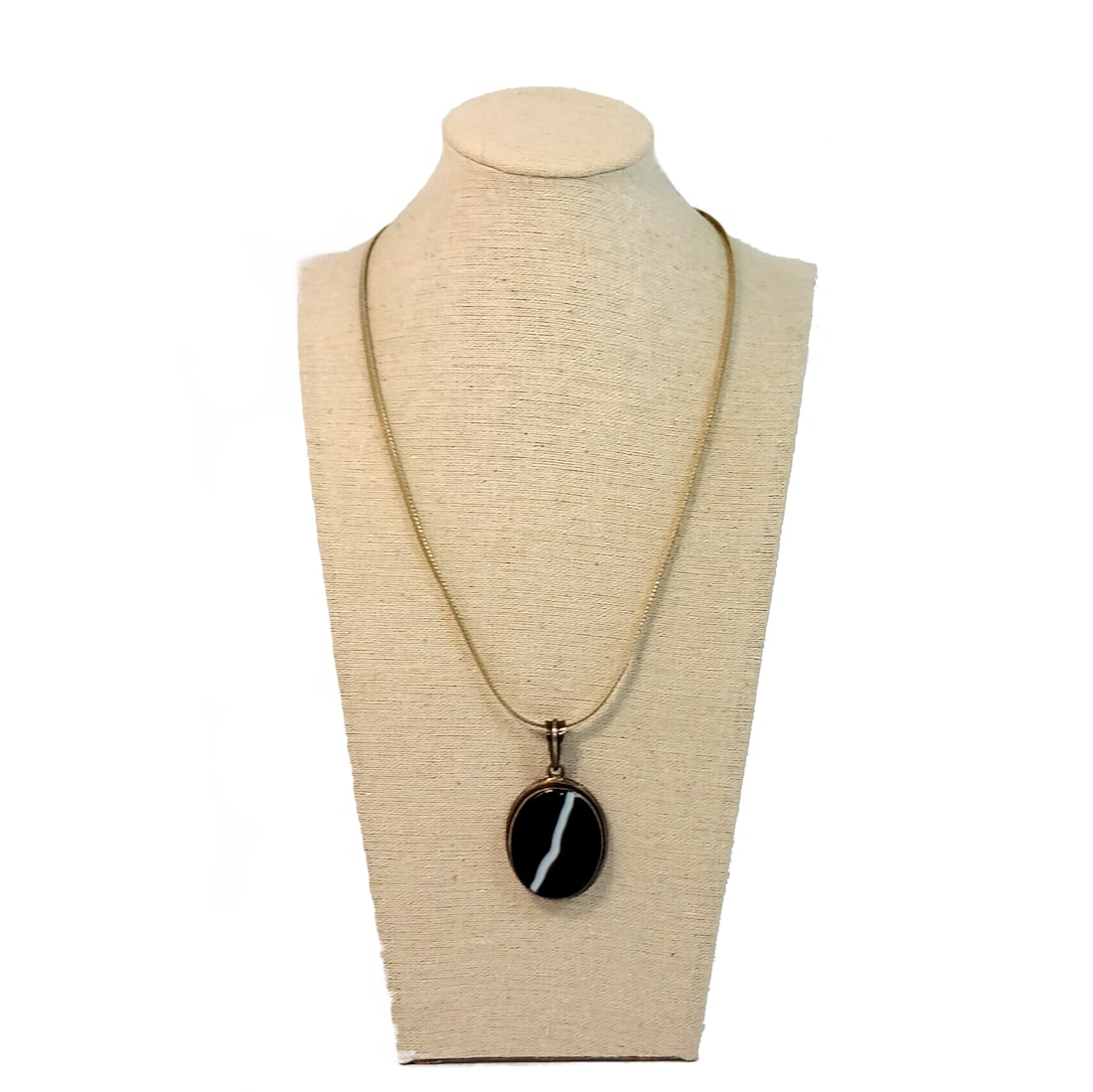 A SUPERB VINTAGE STERING 925 NECKLACE BANDED AGATE PENDANT 18": THIS SUPERB VINTAGE STERLING NECKLACE FEATURES A BEAUTIFUL BANDED AGATE PENDANT SET IN STERLING. THE NECKLACE IS 18" LONG AND WITH A WEIGHT OF 28.5 GRAMS. THE PENDANT IS 2.1" BY 1.25". WE PROVIDE IN-H