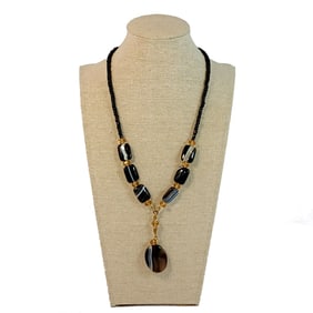 A VINTAGE BANDED AGATE AND CRYSTAL NECKLACE 18"