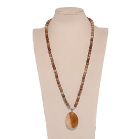 A FINE NECKLACE OF NATURAL STONES JASPER BANDED AGATE 26"