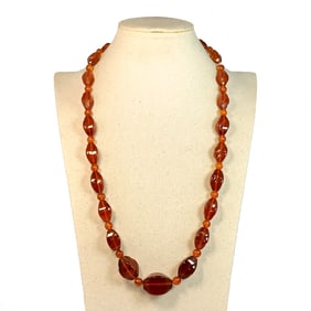 A BEAUTIFUL LARGE 62 GRAMS 30" VINTAGE BALTIC GRADUATED AMBER NECKLACE