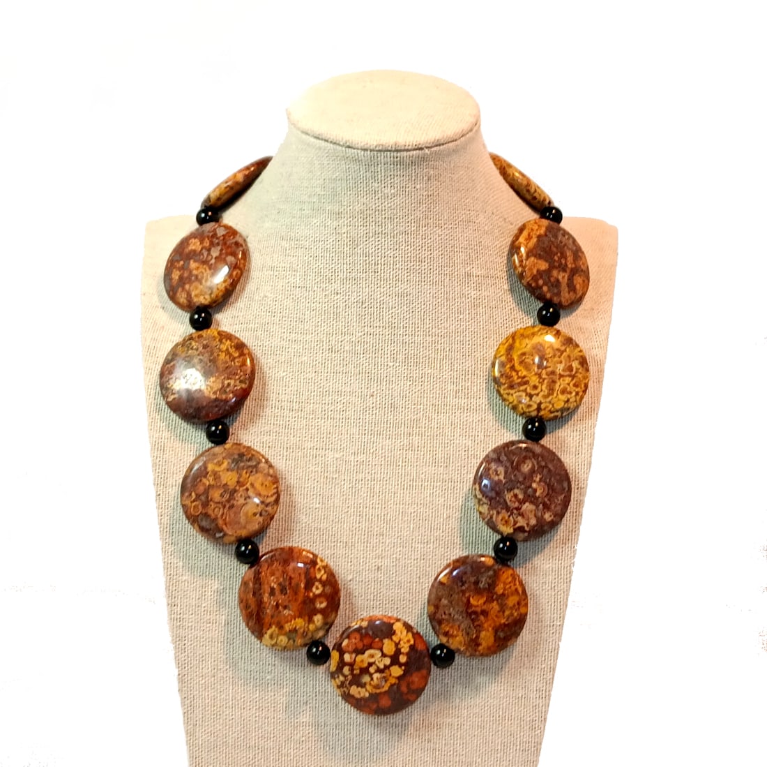 A SUPERB VINTAGE SILPADA NECKLACE PUDDINGSTONE JASPER 18" SIGNED I.L.: THIS BEAUTIFUL VINTAGE NECKLACE FROM NATURAL STONES PUDDINGSTONE, JASPER, IS 18" LONG AND WITH A WEIGHT OF 156 GRAMS. THE CLSP IS 925. THE NECKLACE IS SIGNED SILPADA I.L. WE PROVIDE IN-HOUSE FREE SHIP