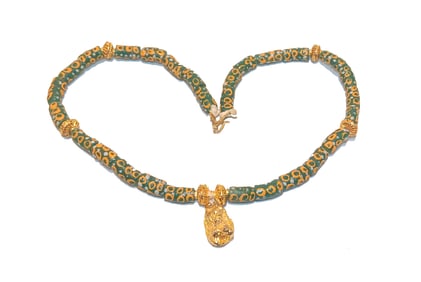 A BEAUTIFUL VINTAGE GLASS TRADE BEADS NECKLACE 20'