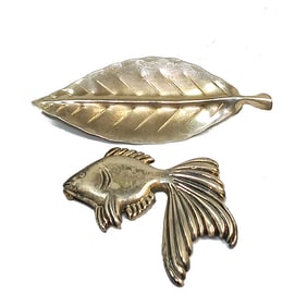 A VINTAGE LOT OF 2 STERLING BROOCHES FISH LEAF