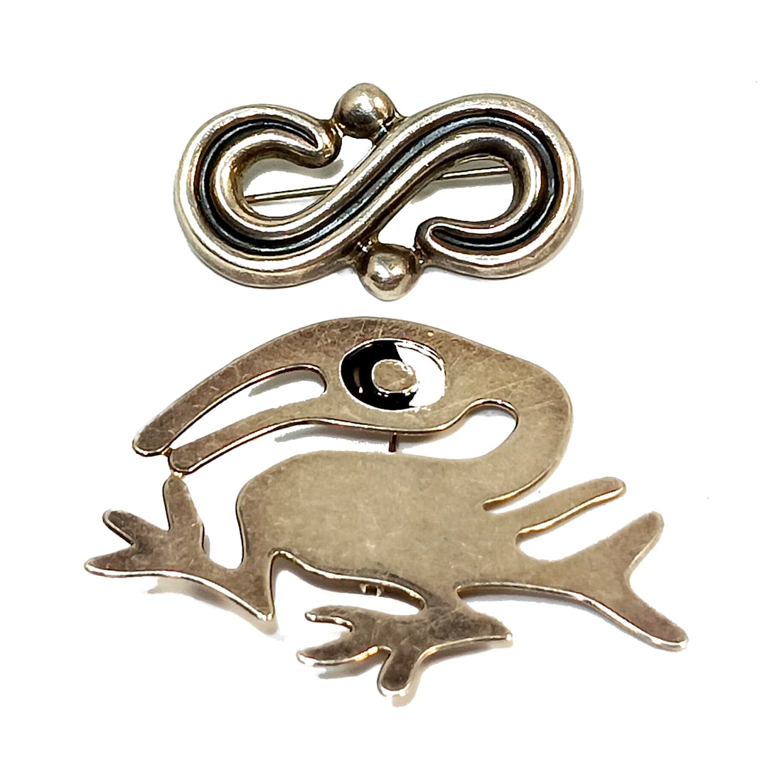 A BEAUTIFUL LOT OF 2 VINTAGE STERLING SILVER BROOCHES MEXICO 16 GRAMS: OFFERED HERE IS A LOT OF 2 ESTATE VINTAGE STERLING SILVER BROOCHES FROM MEXICO. TOTAL WEIGHT 16.7 GRAMS. SIZE 2" BY 1.6" AND 1.5" BY 0.8". WE PROVIDE IN-HOUSE SHIPPING. FREE SHIPPING WITHIN THE U.S.