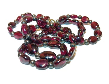 A FINE VINTAGE OVAL GARNET BEAD NECKLACE 20"