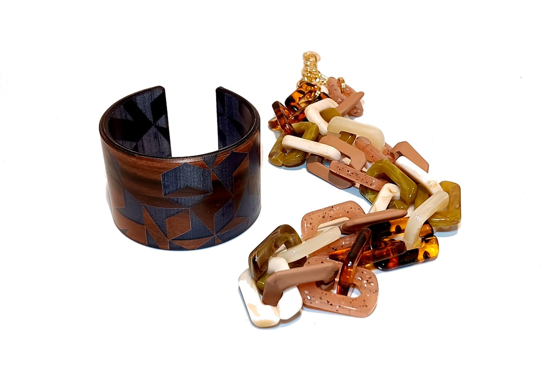 A SUPERB VINTAGE LUCITE LOT SIGNED NECKLACE CUFF: THIS LOT FEATURES A SUPERB VINTAGE LUCITE NECKLACE 22" SIGNED R AND A CUFF 2.25" D. WE PROVIDE FREE IN-HOUSE SHIPPING WITHIN THE U.S.