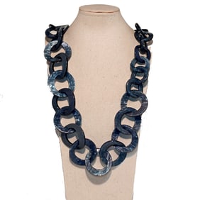 A SUPERB VINTAGE LUCITE NECKLACE 34"