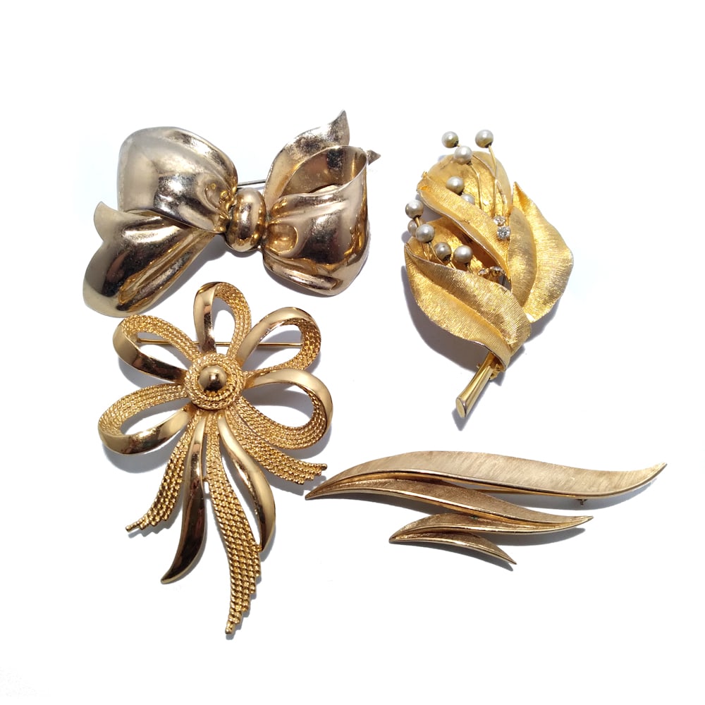 A SUPERB VINTAGE SIGNED COSTUME JEWELRY LOT 4 BROOCHES TRIFARI MONET: THIS BEAUTIFUL LOT FEATURES 4 LARGE BROOCHES. A CROWN TRIFARI STYLIZED LEAF BROOCH, 2 MONET BOW BROOCHES AND A RICHELIEU LEAF AND PEARL BROOCH. ALL IN VERY GOOD CONDITION. ALL LARGE, 3" TO 3.25" INLEN
