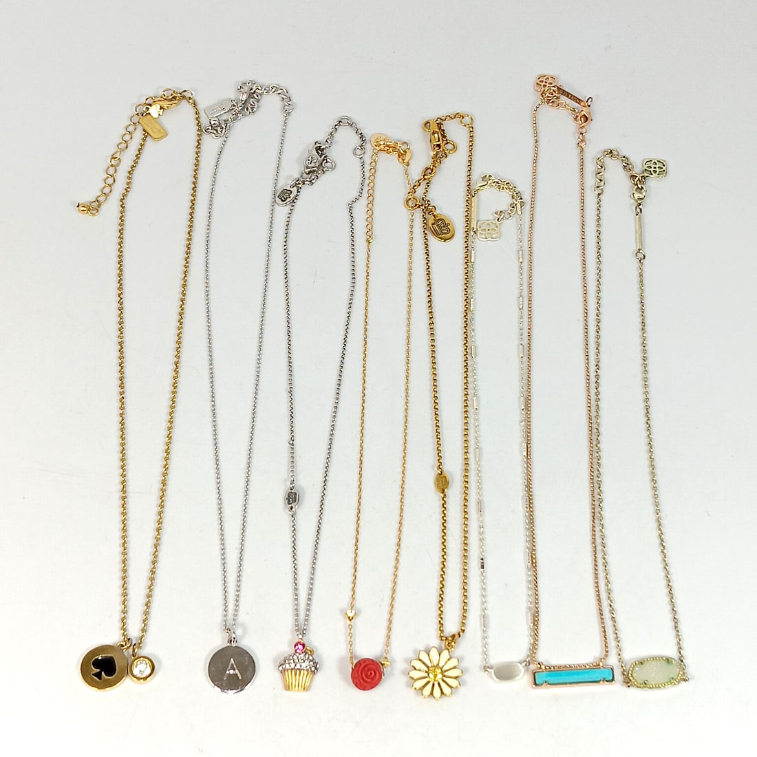 A SUPERB LARGE VINTAGE LOT OF 8 SIGNED NECKLACES: THIS VINTAGE LOT FEATURES 8 SIGNED NECKLACE: JUICY COUTURE, KATE SPADE NEW YORK AND KENDRA SCOTT. WE PROVIDE FREE IN-HOUSE SHIPPING WITHIN THE U.S.