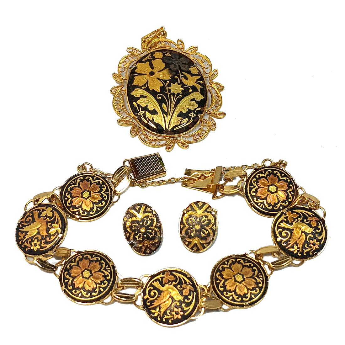 FINE VINTAGE DAMASCENE SET BRACELET EARRINGS PENDANT: THIS LOT INCLUDES A FINE DAMASCENE SET. A BRACELET 2.5" D, PENDANT 2.25" BY 1.6" AND A PAIR OF EARRINGS. WE PROVIDE FREE IN-HOUSE SHIPPING WITHIN THE U.S.