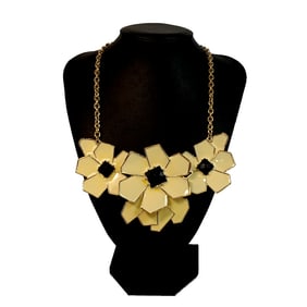 A BEAUTIFUL VINTAGE ENAMELED FLOWER NECKLACE 16"