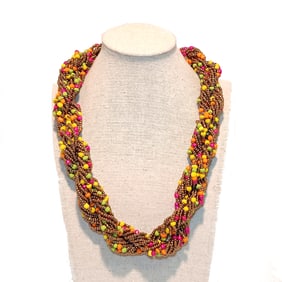 A SUPERB VINTAGE LUCITE NECKLACE 19"