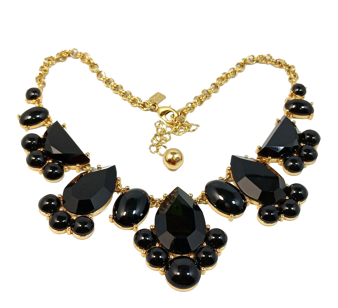 AN IMPRESSIVE NECKLACE BY DESIGNER KATE SPADE NEW YORK: FEATURED HERE IS AN IMPRESSIVE NECKLACE BY DESIGNER KATE SPADE, NEW YORK. THE NECKLACE IS 16-19" LONG. IT IS IN BEAUTIFUL CONDITION. WE PROVIDE FREE IN-HOUSE SHIPPING WITHIN THE U.S.