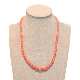 A FINE VINTAGE CHINESE CARVED PINK CORAL ROSES SHAPE NECKLACE 16"
