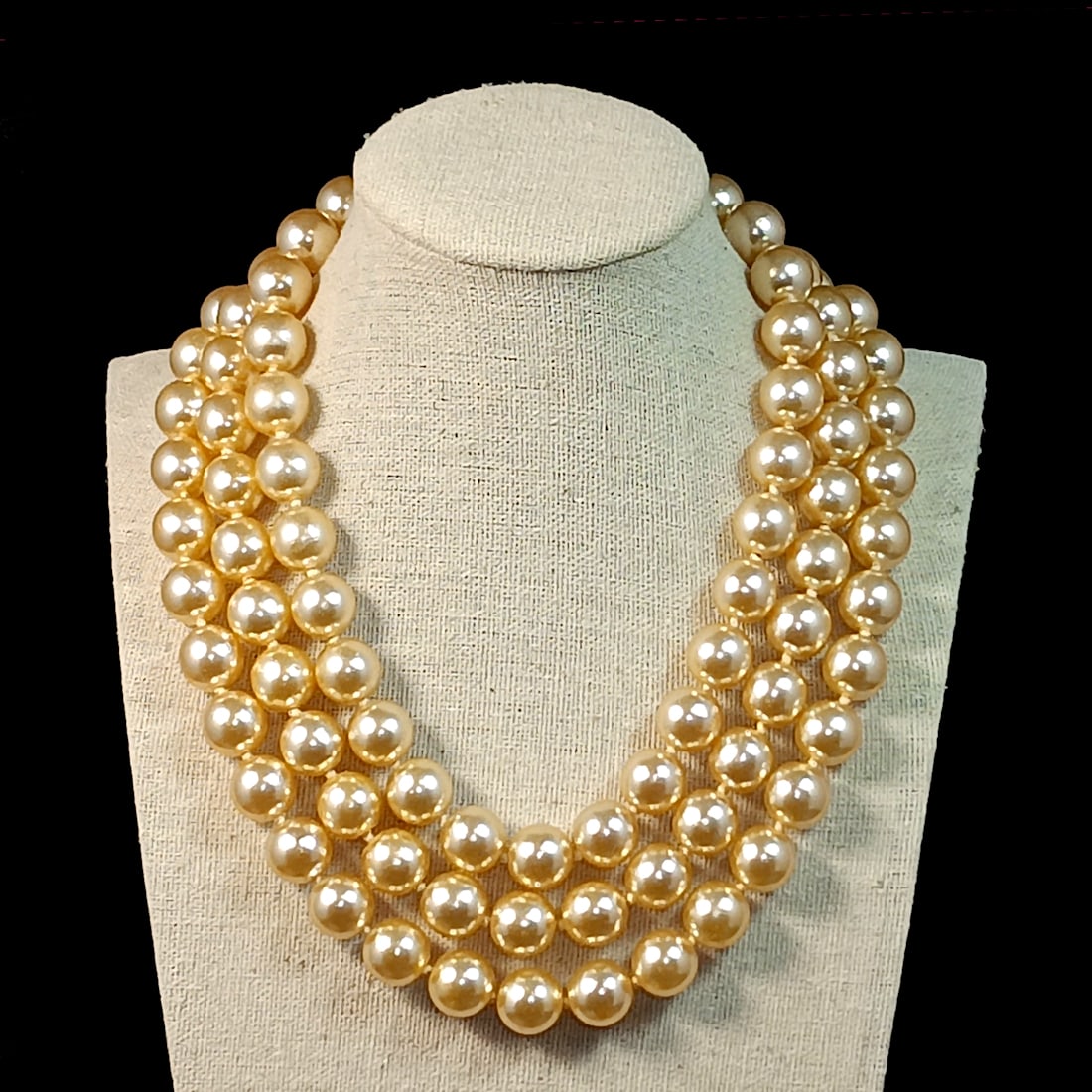 A HIGH-END VINTAGE FAUX GLASS PEARL CHOKER NECKLACE 15": OFFERED HERE IS A HIGH-END VINTAGE FAUX PEARL CHOKER NECKLACE. THE PEARLS ARE 12MM IN SIZE, HEAVY GLASS FAUX PEARLS. THEY DISPLAY CREAMY OFF WHITE NACRE. THE WEARABLE LENGTH IS 15". WE PROVIDE FREE IN
