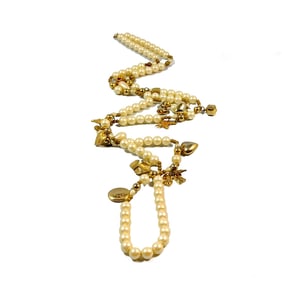 A SUPERB VINTAGE CHARM NECKLACE BY DAUPLAISE 50" LONG