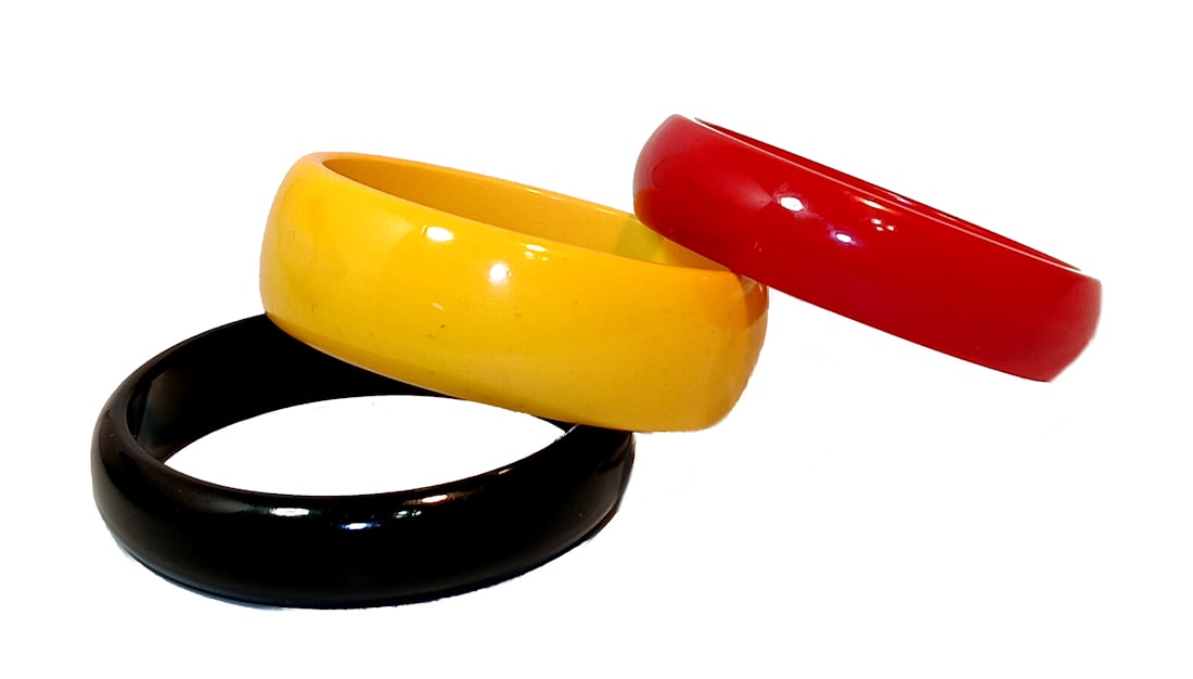 A SUPERB VINTAGE LOT OF 3 BAKELITE BANGLES BRACELETS IN RED YELLOW BLACK: THIS LOT FEATURES 3 SUPERB VINTAGE BAKELITE BANGLES IN RED, BLACK AND YELLOW. THE BANGLES SIZE 2.5" D EACH. SIMICHROME TESTED. WE PROVIDE FREE IN-HOUSE SHIPPING WITHIN THE U.S.