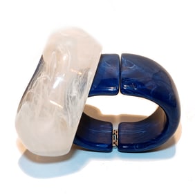 A WONDERFUL VINTAGE LOT OF 2 LARGE LUCITE BANGLES